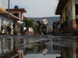 Para desalojar el agua empleados del ayuntamiento y bomberos, trabajan a marchas forzadas. ESPECIAL  /
