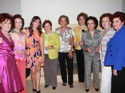 María José, la novia y festejada, en comapañía de las organizadoras.  /