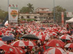 Bajo la lluvia, simpatizantes esperaban al candidato priista. ESPECIAL  /