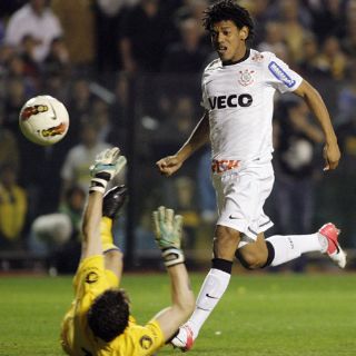 Corinthians saca ventaja en la ida