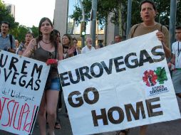 Los detractores del proyecto, varias decenas de los cuales se manifestaron en Barcelona y Madrid. REUTERS  /