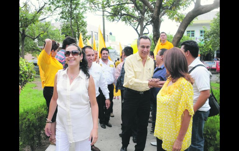 Fernando Garza refrendó sus compromisos de campaña ante habitantes de la Colonia Oblatos, en el municipio de Guadalajara. ESPECIAL  /