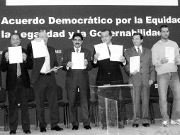 De poco sirvió, los representantes de los partidos y del IFE con el pacto de civilidad firmado en junio de 2006. NTX  /