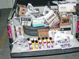 Pegamento y carteles. Parte de la propaganda que fue asegurada durante los arrestos de ayer. ESPECIAL  /