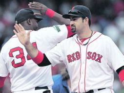 Dos cañoneros. David Ortiz (izq.) y Adrián González celebran, tras la victoria sobre Toronto. AFP  /