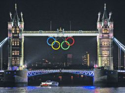 Este miércoles se colocó la reproducción de los Anillos Olímpicos en el Tower Bridge, puente considerado como la entrada a Londres. AP  /