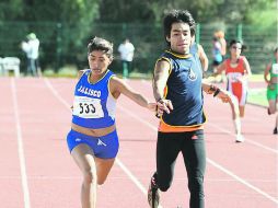 La atleta jalisciense María de Jesús Reyes ganó la medalla de oro en los 200 metros planos, en la categoría B2 Junior. ESPECIAL  /