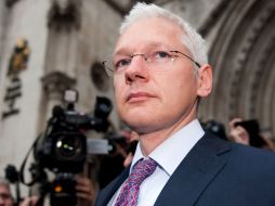 El australiano Julian Assange estaría violando condiciones de libertad condicional, en caso de no presentarse ante Scotland Yard. AFP  /