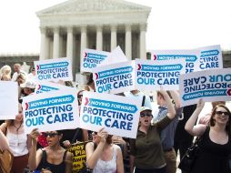 La validación de una parte de la reforma de salud de Obama generó protestas afuera del Tribunal Supremo. EFE  /