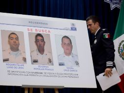 Luis Cárdenas junto a las imágenes de los presuntos involucrados en la red de narcotráfico y balacera en el AICM. AP  /
