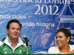 Bernardo de la Garza y Patricia Valle en el anuncio del abanderamiento. MEXSPORT  /
