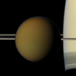 Luna de Saturno podría tener océanos subterráneos
