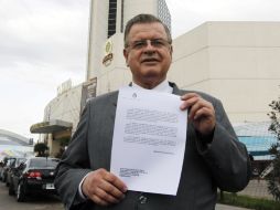 El diputado paraguayo Ignacio Mendoza, mostrando la copia de su denuncia ante la sesión de cancilleres. REUTERS  /