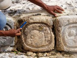 Un par de mascarones mayas, modelados en estuco hace más de mil 400 años y hallados en la zona arqueológica de Edzná. EL UNIVERSAL  /