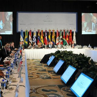 Llegan presidentes suramericanos a las cumbres Mercosur y Unasur