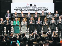 Candidatos, consejeros electorales y dirigentes nacionales de los partidos aplauden la firma del compromiso electoral. NTX  /