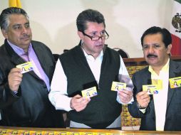 Monreal (c), muestra credenciales que al parecer usa el PRI para comprar el voto. Lo acompañan Guadalupe Acosta (i) y Luis Sánchez. EFE  /