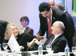 El ministro de Exteriores de Venezuela, Nicolás Maduro (c), habla con su homólogo argentino, Héctor Timerman, y Beatriz Paglieri. EFE  /