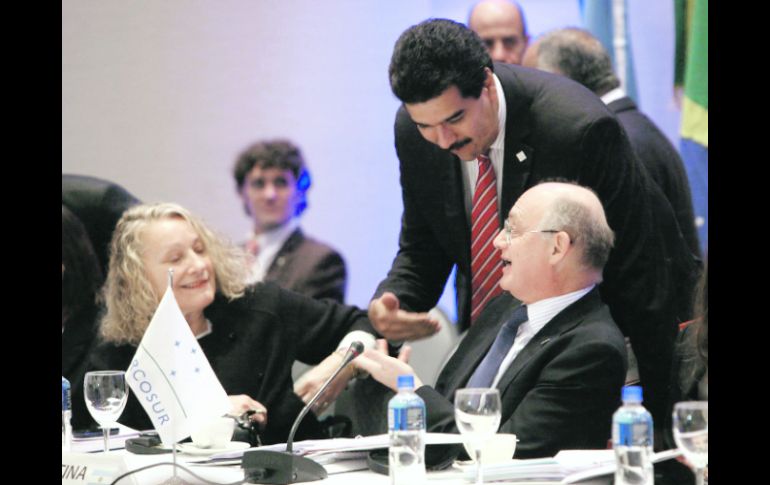 El ministro de Exteriores de Venezuela, Nicolás Maduro (c), habla con su homólogo argentino, Héctor Timerman, y Beatriz Paglieri. EFE  /