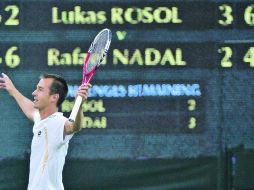 Lukas Rosol levanta las manos de forma incrédula, luego de sentenciar el partido ante el español Rafael Nadal. REUTERS  /