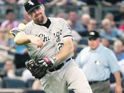 BUEN BRAZO. Kevin Youkilis tira a primera, para conseguir el out. AFP  /