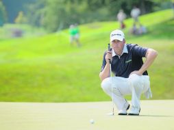 ANALÍTICO. Bo Van Pelt lee un putt en el hoyo 9, en donde embocaría par. AFP  /