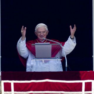 Benedicto XVI felicita a Italia por su pase