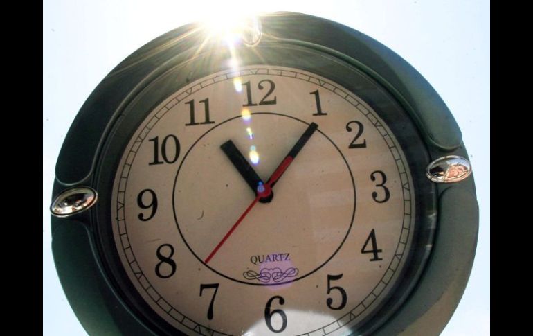 La Tierra gira cada vez más lentamenet, lo que en miles de años desfasaría lor relojes atómicos y la observación astronómica. ARCHIVO  /