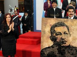Cristina Fernández (i), regala al canciller de Venezuela, Nicolás Maduro (d), un retrato del presidente venezolano Hugo Chávez. EFE  /