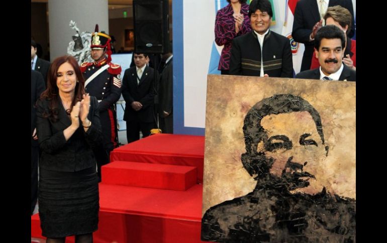 Cristina Fernández (i), regala al canciller de Venezuela, Nicolás Maduro (d), un retrato del presidente venezolano Hugo Chávez. EFE  /