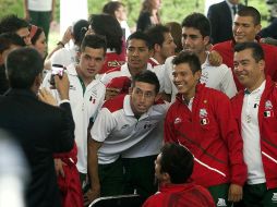Jugadores de la selección de futbol posan con Germán Sánchez durante el evento de esta mañana. MEXSPORT  /