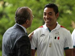 El Presidente Felipe Calderón saluda a Marco Fabián antes del abanderamiento. MEXSPORT  /