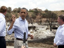 El presidente de Estados Unidos mira la zona devastada durante un recorrido en Colorado. AP  /