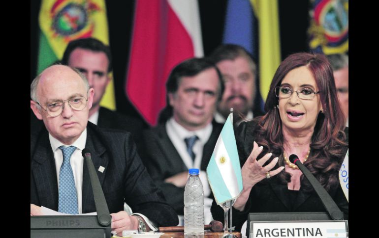 La mandataria argentina, Cristina Fernández, anuncia por separado que su gobierno no tomará represalias económicas contra Paraguay. AP  /