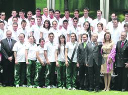 Los atletas posan con el Presidente Felipe Calderón y su esposa Margarita Zavala en la Residencia Oficial de Los Pinos. MEXSPORT  /