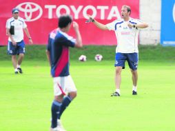 John Van’t Schip (d) dirigió ayer el primer entrenamiento del Guadalajara desde que el equipo volvió de su preparación por España.  /