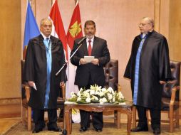Mohamed Mursi (c), durante la ceremonia en la que juró su cargo en el Tribunal Constitucional en El Cairo, Egipto. EFE  /