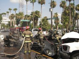 Los bomberos extinguen el fuego causado por la explosión del coche-bomba. ARCHIVO  /