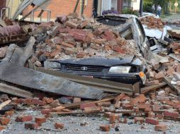 Coche destrozado por la caída de un muro en Ohio. AP  /