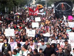 Integrantes de #YoSoy132 caminaron en dirección a Televisa Chapultepec 'en vela por la democracia'. EL UNIVERSAL  /