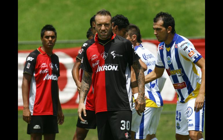 Vicente Matías Vuoso (centro) se lesiona en el juego ante la Piedad. MEXSPORT  /
