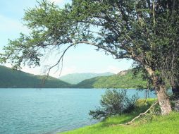 Cuentan que un par de jóvenes que no podían estar juntos lloraron tanto que con sus lágrimas llenaron de agua el cráter de un volcán.  /