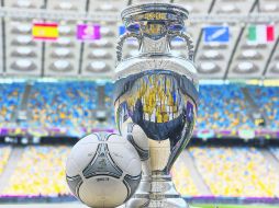 Espera dueño. La copa llegó ayer al Olímpico de Kiev, donde hoy se jugará la final de la Eurocopa 2012. EFE  /