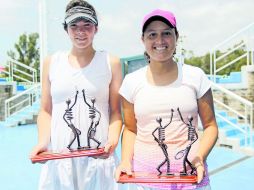 Karen Hernández y Vicky Lozano muestran el trofeo que ganaron en la Primera Edición del Torneo de Dobles.  /