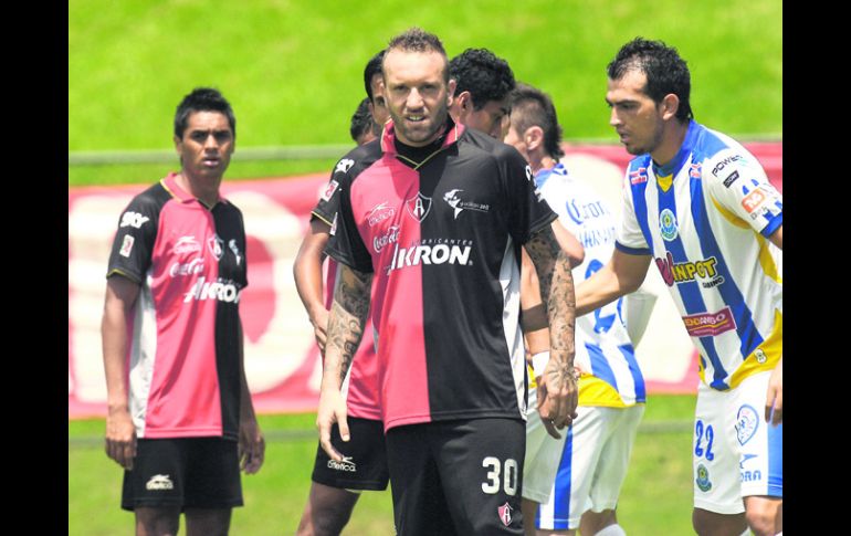 Matías Vuoso (centro) abandonó el partido al minuto 20, tras sufrir un esguince de primer grado en un tobillo. MEXSPORT  /