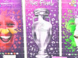 Los pósters de la final, donde aparecen un aficionado español, la Copa y un aficionado italiano. EFE  /