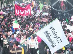 Integrantes del movimiento ''#YoSoy132'' caminaron por Reforma durante la llamada marcha ''En vela por la democracia''. REUTERS  /
