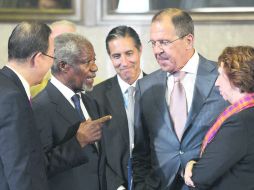 El secretario general de la ONU,  y la Jefa de la Diplomacia Europea, Catherine Ashton, conversan antes de la reunión, en Ginebra. AFP  /