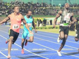 Yohan Blake (535) cruza la línea de meta en primer lugar, por delante de Usain Bolt. AP  /