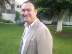 Imagen de Manuel Herrera Vega esperando su turno para emitir su voto.  /